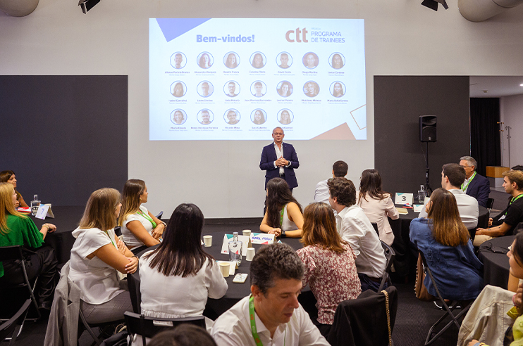 apresentação dos jovens trainee numa sala